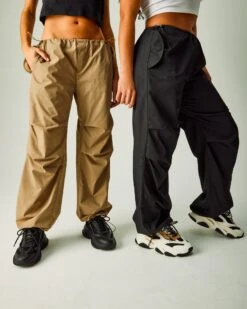 PIA PARACHUTE PANT KHAKI -Cheap Boots And Beyond Store SM 2023 JANUARY LIFESTYLE 07 BDIEGO RTW0326 0342 CROP f7acf5df 457a 4cf7 a59f 726b8051630a